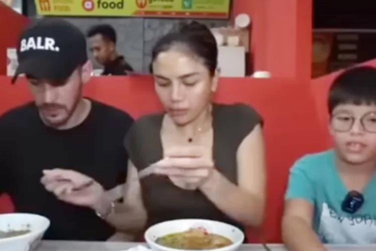 Kedapatan makan sepiring berdua, netizen ungkap Nikita Mirzani ditinggal Toni Dedola karena pelit: Kasihan...