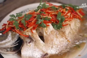 Resep ikan steam Hongkong ala Chinese resto dengan daging yang super flaky dan gurih, cocok untuk keluarga