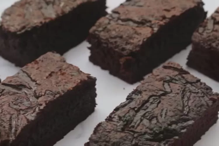 Seratus persen sukses! Resep brownies ala Starbucks atasnya garing dalemnya empuk, ternyata ini rahasianya