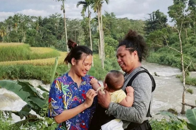 Mudik ke rumah mertua, anak Indah Permatasari disambut bahagia hingga diberi kado ini oleh sang nenek