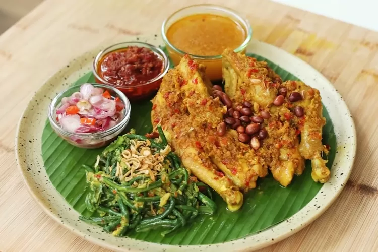 Resep ayam betutu khas Bali yang super simple dan praktis, pas banget buat kumpul keluarga besar