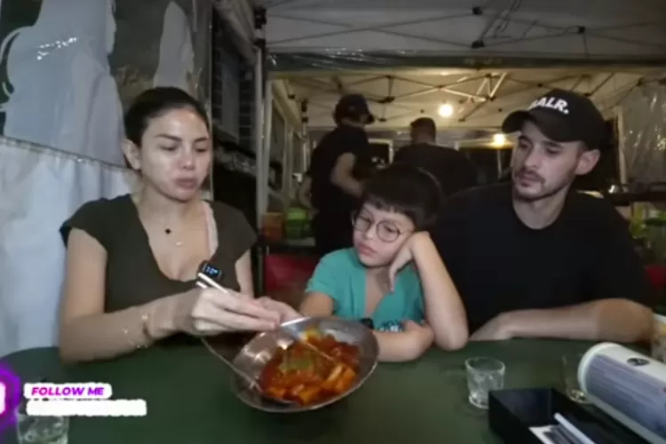 Nikita Mirzani akui kelezatan makanan di street food yang tak kalah dengan makanan restoran