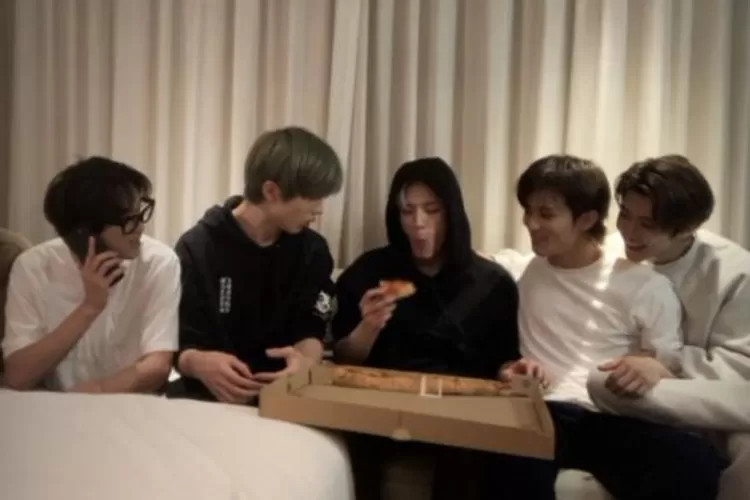 Gegara sepotong pizza, NCT DREAM kena kritik netizen: Tolong makan yang banyak!