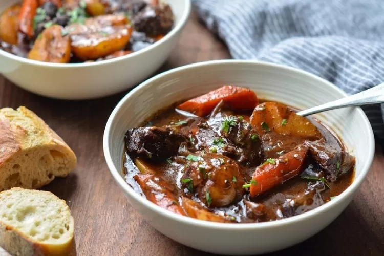 New moms yang baru saja melahirkan, yuk intip resep sup daging sapi kaya nutrisi, cukup pakai rice cooker