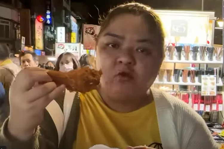 Sari Youtuber 'Separuh Aku Lemak' review street food di Taiwan, rekomendasinya ayam goreng bumbu tabur