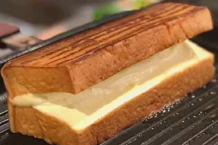 Unik! Roti bakar yang satu ini bukan terbuat dari roti tetapi dari kue bolu, yuk kita lihat cara pembuatannya