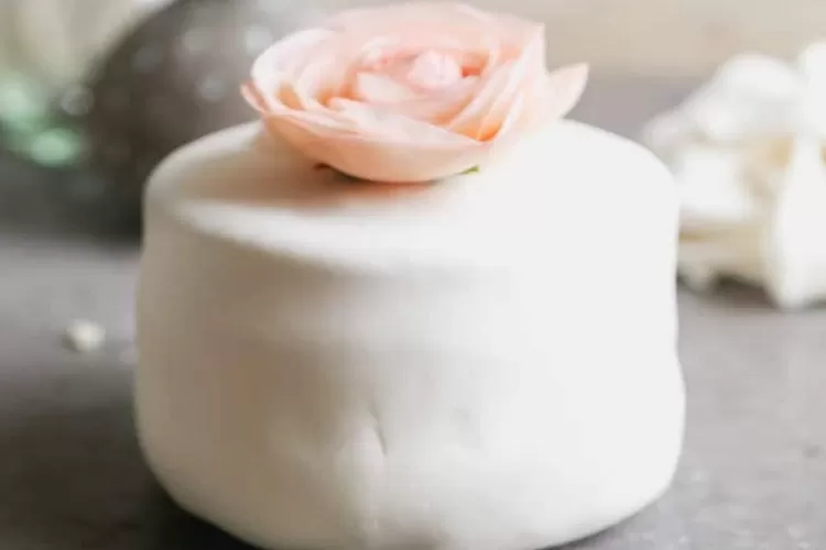 Kamu suka mendekorasi kue? Yuk kita buat fondant homemade yang terbuat dari marshmallow, caranya mudah loh