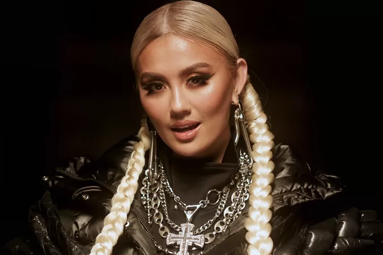 Single milik Agnez Mo berjudul Patience masuk dalam chart Billboard, berikut lirik lagunya