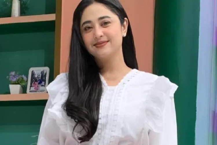 Tunda pernikahan, Dewi Perssik akui belum yakin dengan Rully