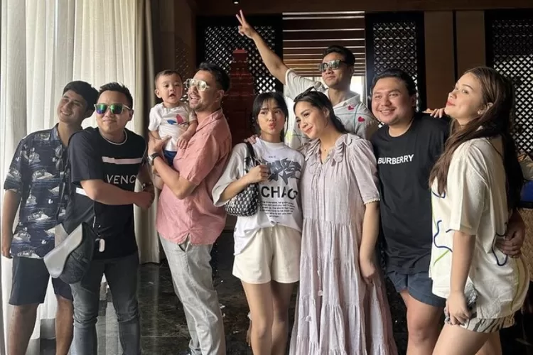 Potret liburan Fadly Faisal dengan Raffi Ahmad dan Mama Gigi bikin nagih: Liatin…