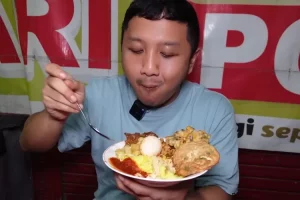 Food vlogger Boengkoes masih kulineran di Cirebon, nyobain nasi kuning harga 5ribu yang rame banget