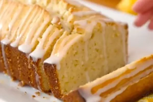 Seenak kue di Starbucks! Ini dia resep iced lemon loaf yang dijamin bikin kamu ketagihan bikinnya