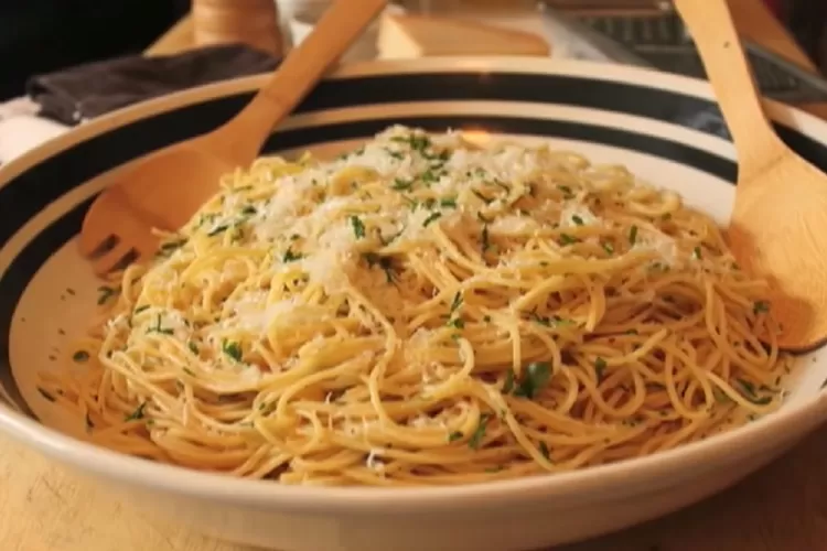 Lagi diet tapi mau makan spageti? Kenalin, spaghetti aglio e olio, yuk simak cara pembuatannya