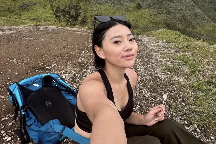 Wendy Walters mendaki Gunung Merbabu cuma pakai ini, mantan istri YouTuber Reza Arap auto diserang netizen