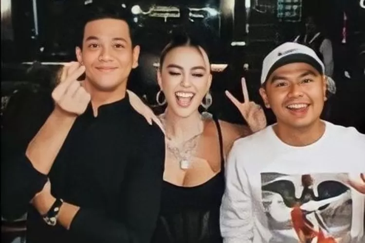 Agnez Mo unggah kebersamaan dengan rekan artis di restaurant club dan cafe miliknya, Edric Tjandra ungkap ini