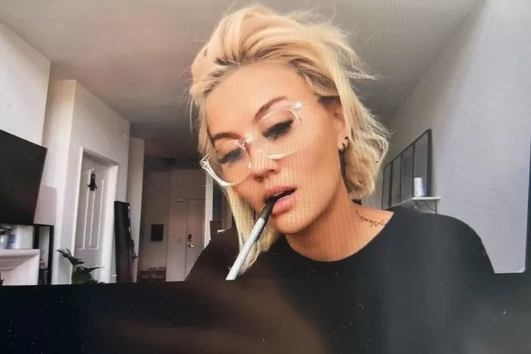 Agnez Mo kegirangan ketemu camilan favorit mie lidi di lapangan indoor, auto makan lahap: Micin semua