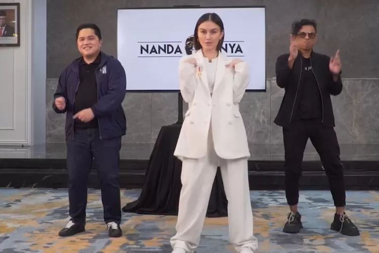 Agnez Mo ajarkan Menteri BUMN Erick Thohir dance, netizen: Jatuhnya malah kayak senam