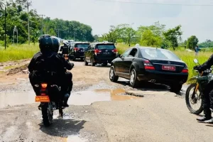 Mobil Jokowi Bukan Terjebak Lubang, Istana Jelaskan Begini