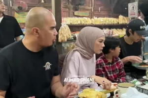 Ahmad Dhani road show sambil kulineran bareng rombongan ke Batang Jawa Tengah, menunya bikin kalap