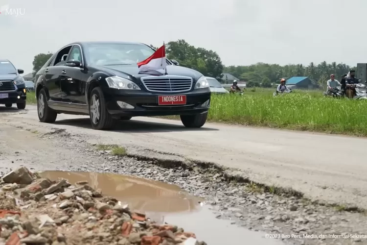 Parah! Jokowi Sampai Ganti Mobil saat Tinjau Jalanan Rusak di Lampung