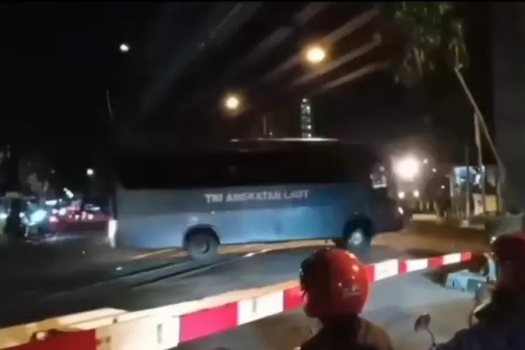 Orang Ini Disalahkan atas Viralnya 2 Bus TNI AL Terobos Palang Rel Kereta Api, Siapa Sosoknya?