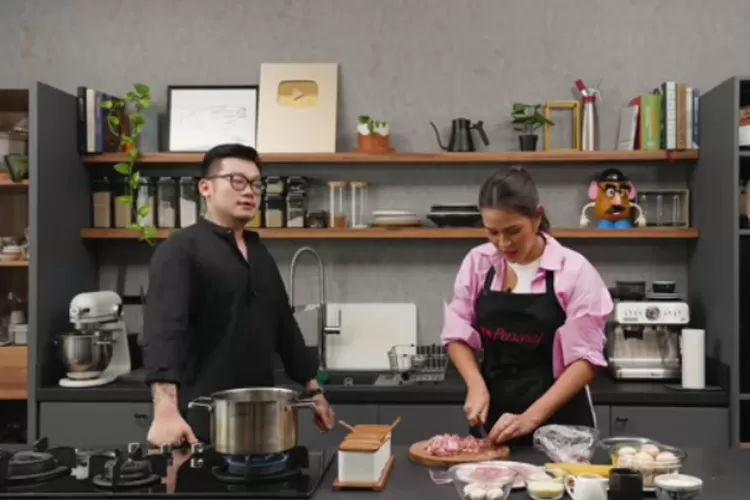 Raisa terima challenge memasak mystery box dari William Gozali: Intip keseruan masaknya