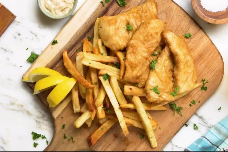 Resep fish and chips, makanan khas Britania, terbuat dari ikan dan kentang, enak krispi banget