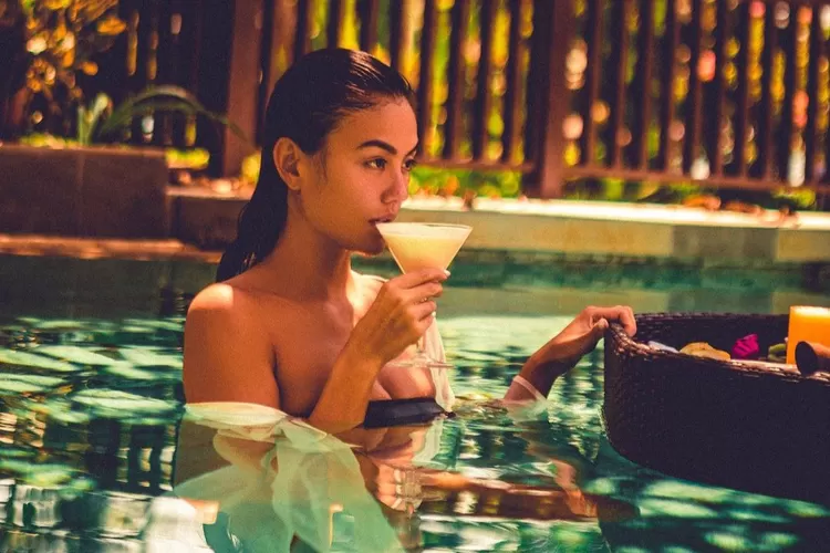 Beredar video Agnez Mo tenggak minuman beralkohol, wajahnya jadi sorotan warganet: Dulu berwibawa, sekarang...