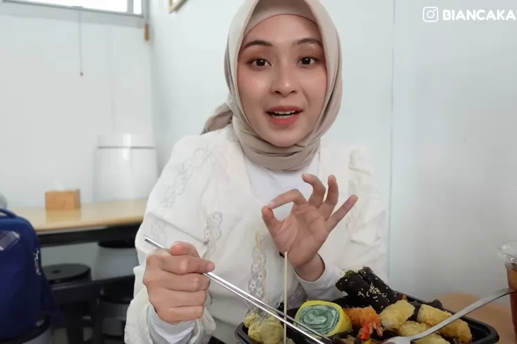 Mukbang street food Korea di pasar tradisional, influencer Bianca Kartika: Bayarnya cuma bisa pakai ini