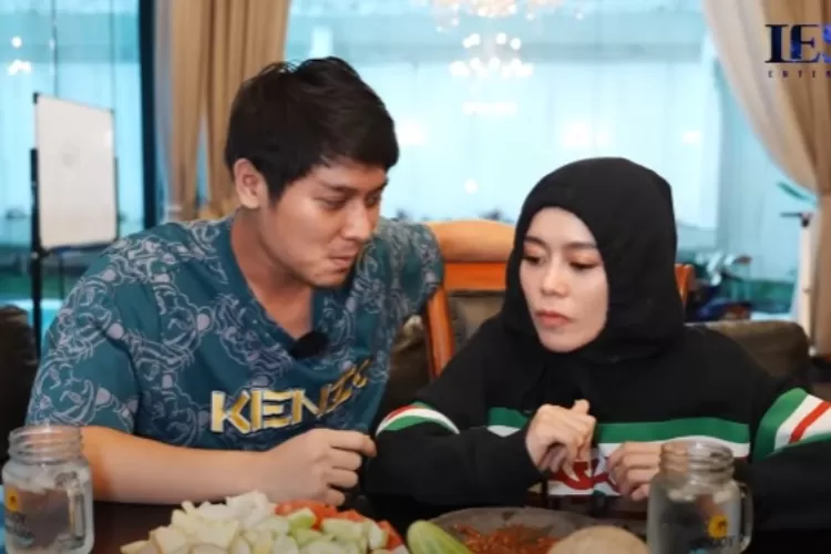 Mukbang rujak siang bolong, Lesti Kejora dan Rizky Billar malah ngobrolin film Megatron sampai hidung meler