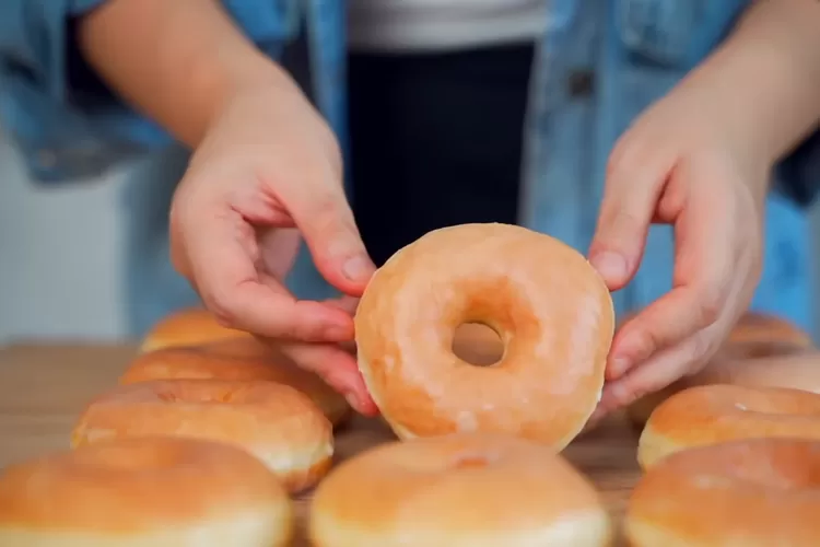 Cara membuat donat glazed yang mengkilap dan super empuk anti gagal ala Luvita Ho, cocok buat temen ngopi