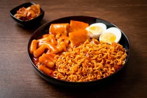 Rabokki: Ramen tteokbokki, menggabungkan dua kelezatan mie dan tteokbokki dalam satu gigitan