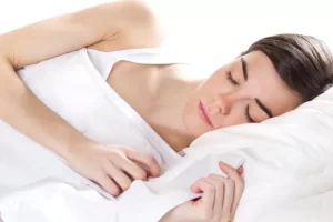 Mana yang lebih baik bagi wanita, tidur mengenakan pakaian dalam atau tidak?