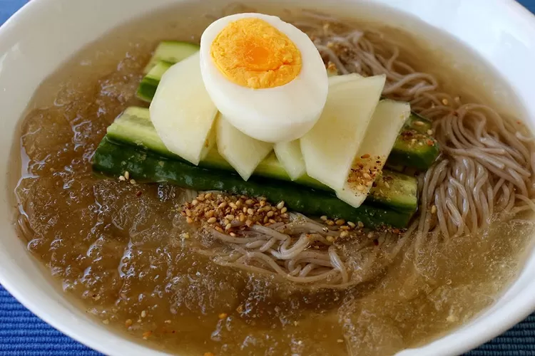 Naengmyeon, mie asal Korea Utara yang disajikan dengan kuah dingin cocok untuk musim kemarau