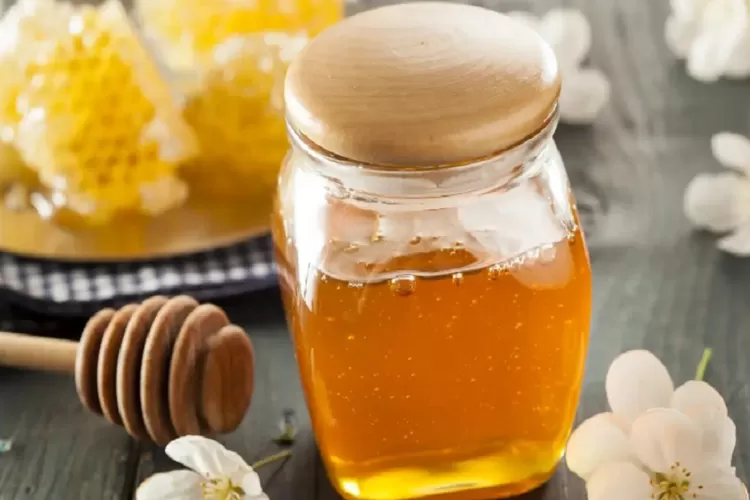 Yuk cek 7 manfaat dari madu mentah, bisa bantu atasi insomnia hingga turunkan berat badan