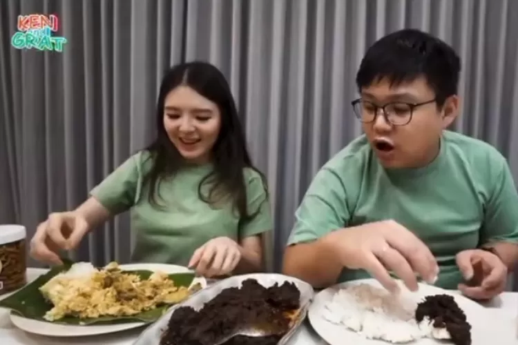 Ken dan Grat cobain rendang Mama Fuji yang selalu viral, harganya Rp180 ribu: Wah ternyata..