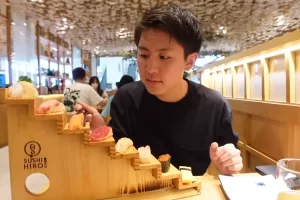 Tomohiro Waseda Boys review sushi yang ada di Indonesia: Nasinya terlalu lengket dan kurang asam