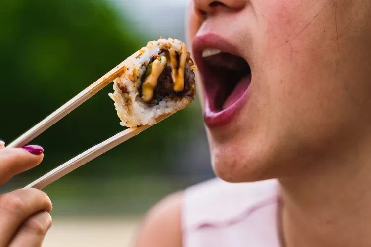 Heboh sepasang pria dan wanita ditegur saat makan sushi pakai tangan, Haruka: Di Jepang begini..