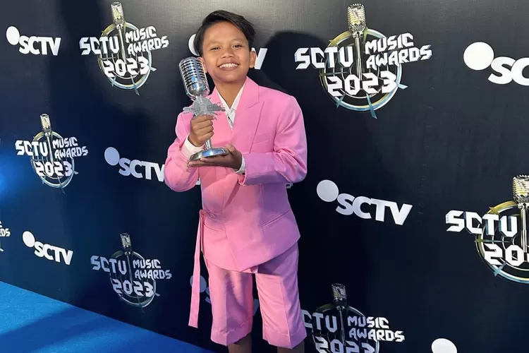 Dulu ngamen kini terkenal dan kaya raya, Farel Prayoga sukses raih 2 penghargaan SCTV Music Awards 2023