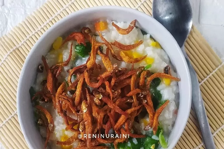 Resep bubur Manado, gurih pakai topping teri goreng dan lengkap dengan isian aneka sayuran bergizi lengkap