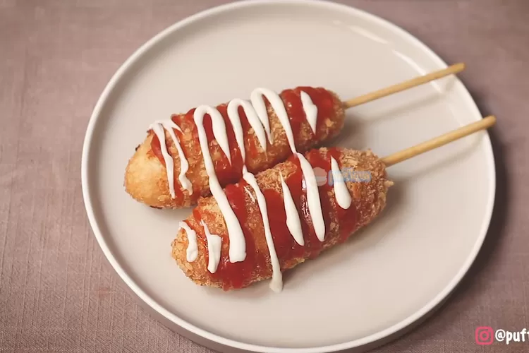 Resep corndog mozzarella yang super krispi cuma pakai takaran sendok, yuk coba buat di rumah!