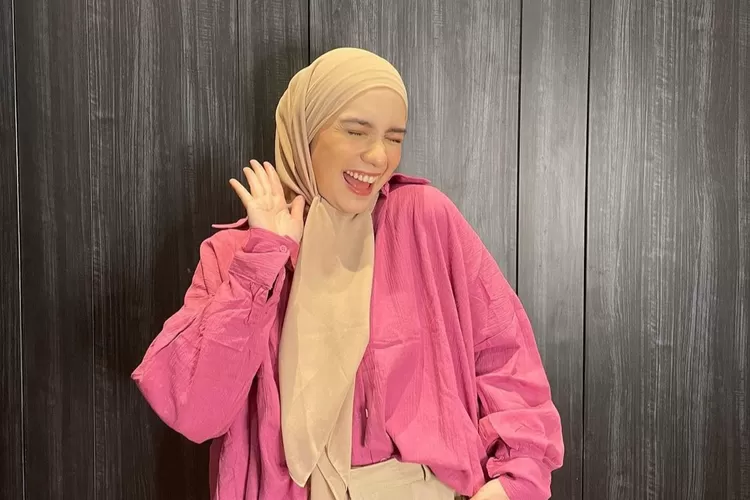 Heboh! Putri Anne lepas hijab dan berkata kasar saat live IG, netizen ramai salahkan emak-emak