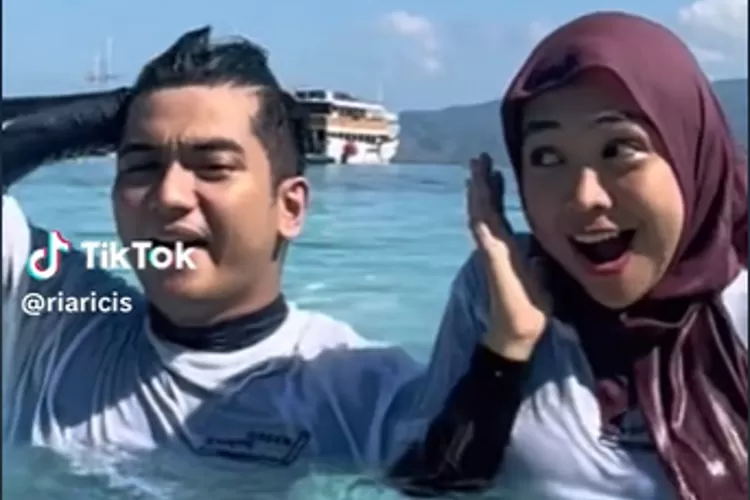 Liburan ke Labuan bajo, Ria Ricis dan Teuku Ryan romantis beraksi backflip dalam air, endingnya dicium mesra