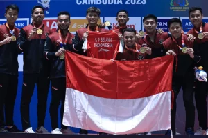 Tim beregu bulu tangkis putra bawa jersey Syabda saat pengalungan medali emas SEA Games 2023