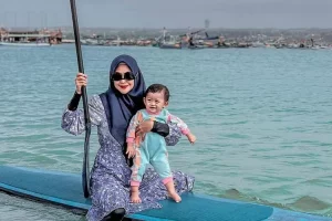 Kembali ajak Baby Moana ke laut, Ria Ricis dikritik netizen disebut kalah dengan babysitter: Pinteran Sus Rini