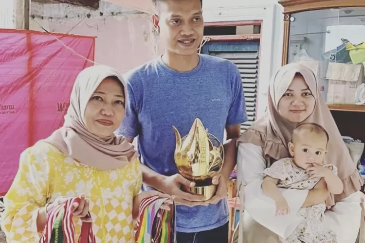 Mantan kiper Timnas Kurnia Meiga jual semua medalinya untuk biaya pengobatan, sosok ini langsung borong!