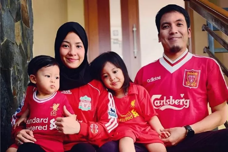 Sangat mengidolakan Liverpool, Desta dan Natasha Rizky pernah berpose dengan jersey The Reds