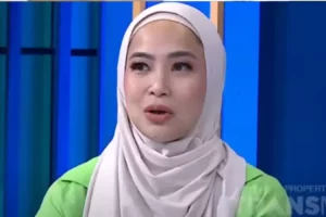 Putuskan berhijab, Feni Rose malah kena nyinyir netizen: Tapi tetep jadi host ghibah