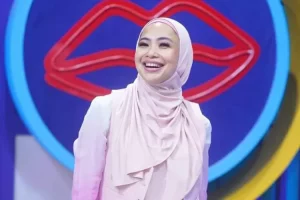 Feni Rose akui mantap berhijab karena Allah, netizen curiga gegara tersentil ucapan anak artis ini