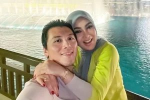 Katanya ada penampakan jin, begini anehnya foto Pak RB yang peluk perut Syahrini, netizen: Bahaya Bude